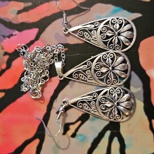 (1423)Vintage Flower And Teardrop Design Necklace And Earrings Set